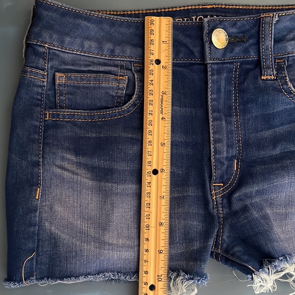 AE Cut-off Jean Shorts Size 4 - Picture 5 of 6